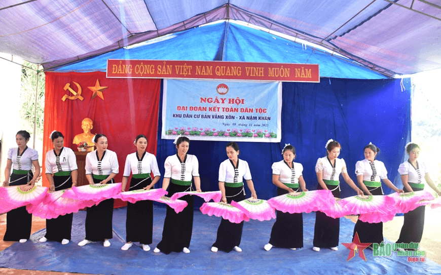 Ấm áp Ngày hội Đại đoàn kết toàn dân tộc ở bản vùng cao Vằng Xôn