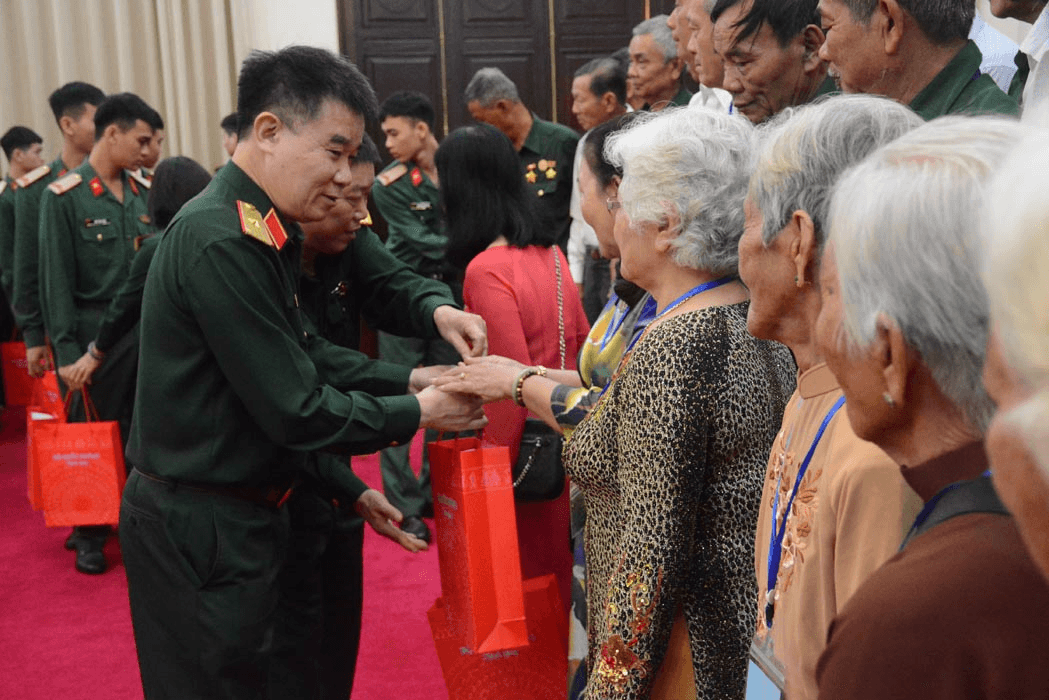 Bộ Quốc phòng đón, tiếp người có công với cách mạng tỉnh Bình Dương