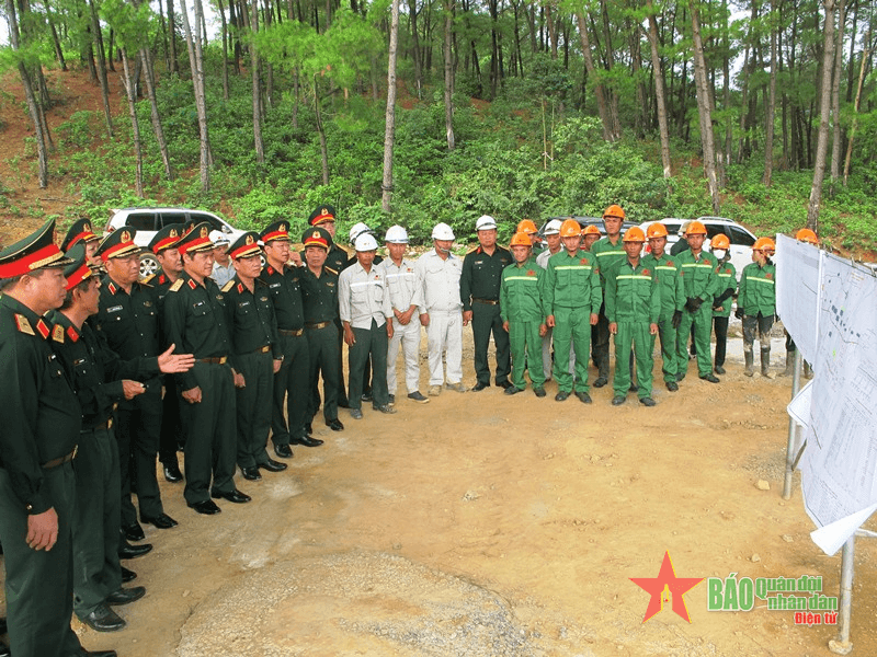 Thượng tướng Vũ Hải Sản kiểm tra dự án xây dựng đường bộ cao tốc Bắc - Nam
