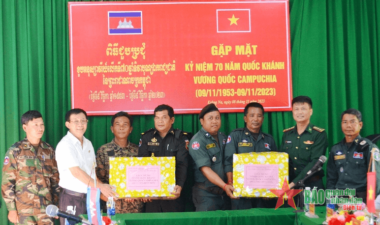 Bộ đội Biên phòng tỉnh Đắk Lắk gặp mặt, tặng quà lực lượng bảo vệ biên giới tỉnh Mondulkiri