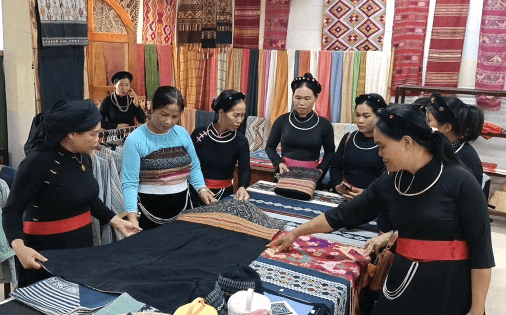 Người phụ nữ dân tộc Thái với xưởng dệt may nhân ái