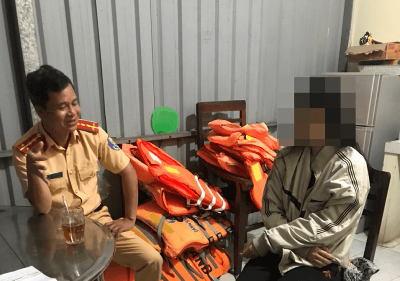 Cảnh sát đường thủy kịp thời cứu thiếu nữ nhảy cầu tự tử