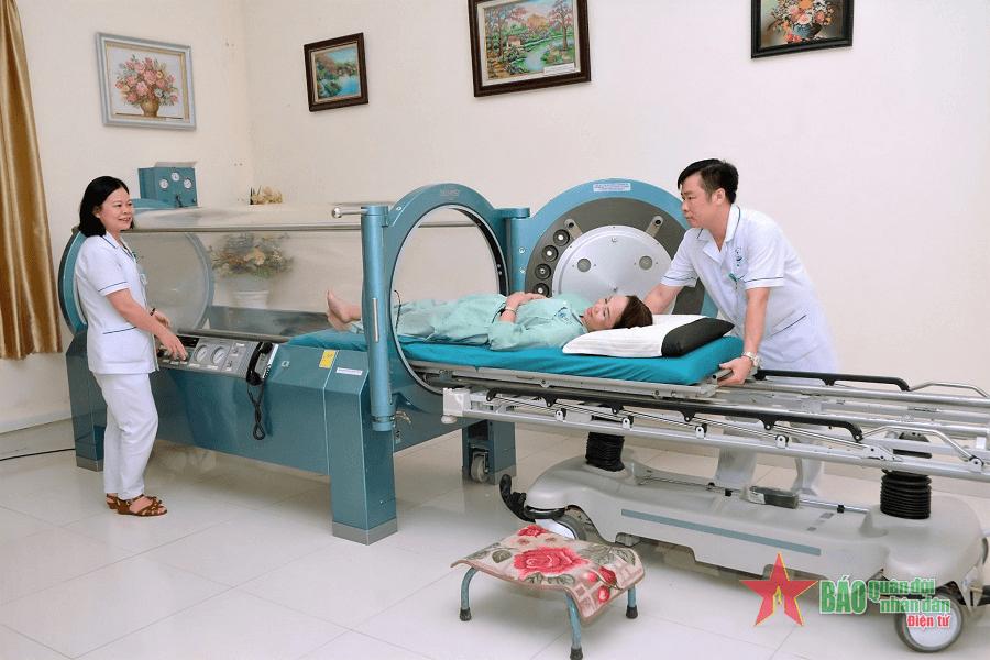 Những y, bác sĩ Bệnh viện Y học Hải quân tận tình, chu toàn