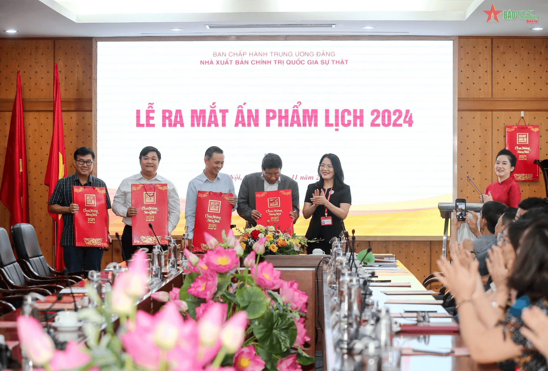 Nhà xuất bản Chính trị quốc gia Sự thật ra mắt các ấn phẩm lịch năm 2024
