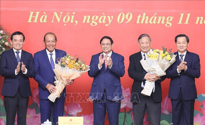 Thủ tướng Phạm Minh Chính trao Huy hiệu Đảng tặng các đồng chí Phạm Gia Khiêm và Trương Hòa Bình