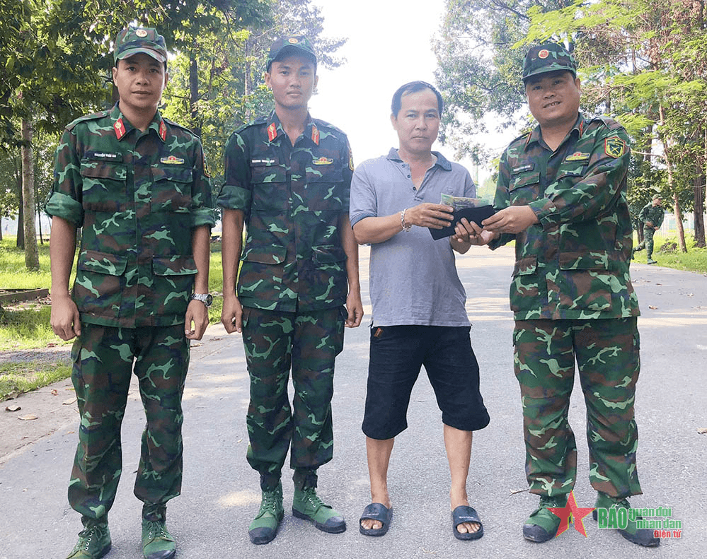 Hai quân nhân không tham của rơi
