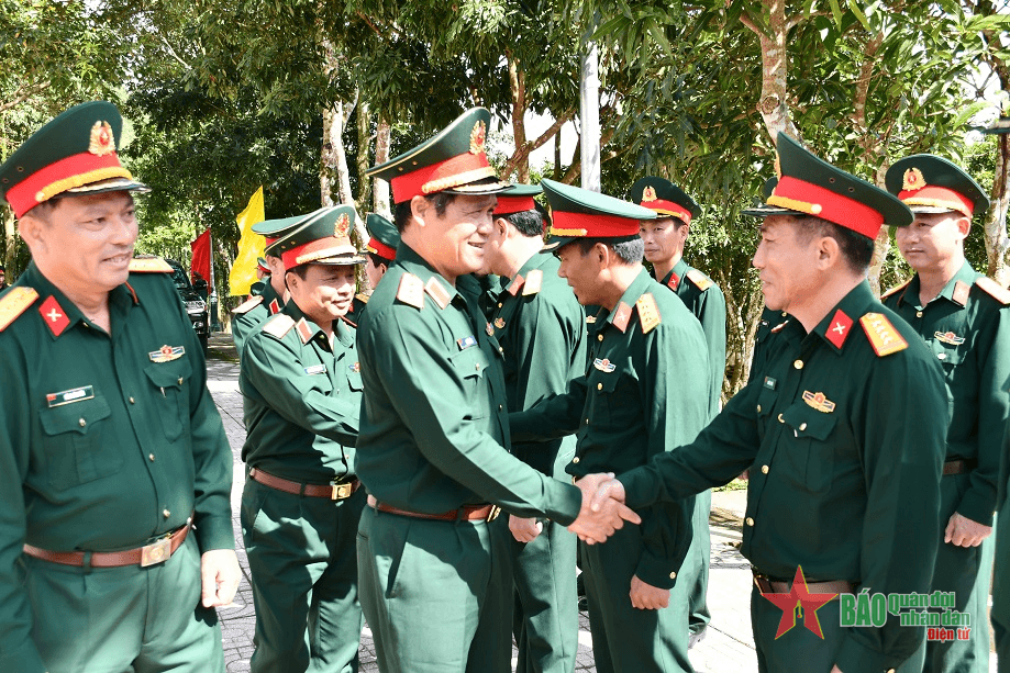 Thượng tướng Vũ Hải Sản kiểm tra Đoàn Kinh tế-Quốc phòng 337 (Quân khu 4)