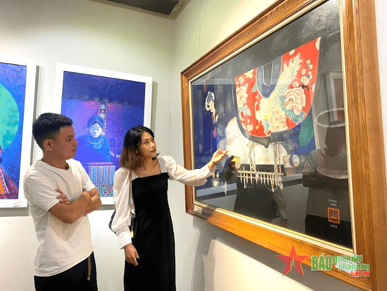 Mang hơi thở của bà con vùng cao vào từng tác phẩm tại triển lãm “Sắc Chàm”
