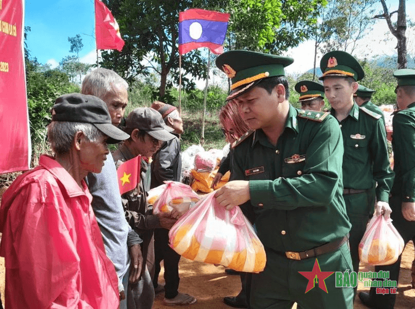 Giao lưu, tặng quà cho giáo viên, học sinh và lực lượng bảo vệ biên giới Việt Nam-Lào