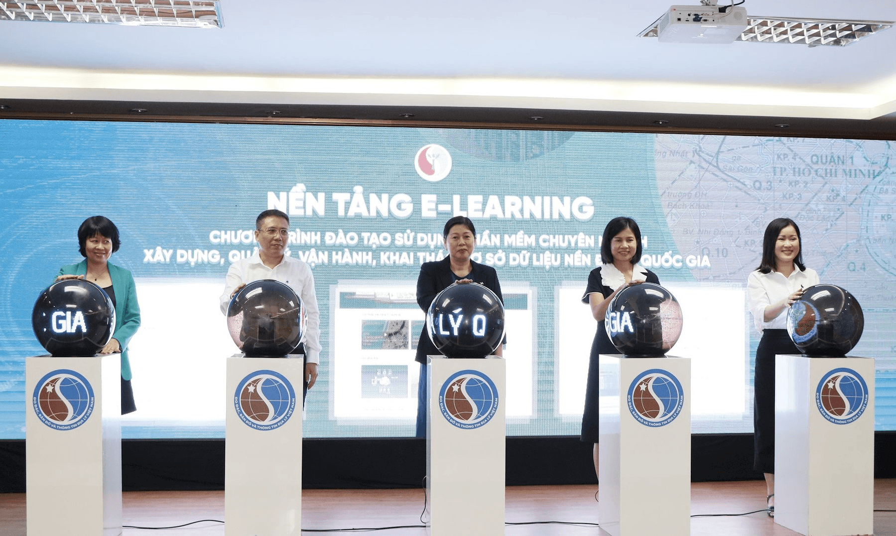 Đào tạo sử dụng phần mềm chuyên ngành xây dựng, quản lý, vận hành, khai thác cơ sở dữ liệu nền địa lý quốc gia