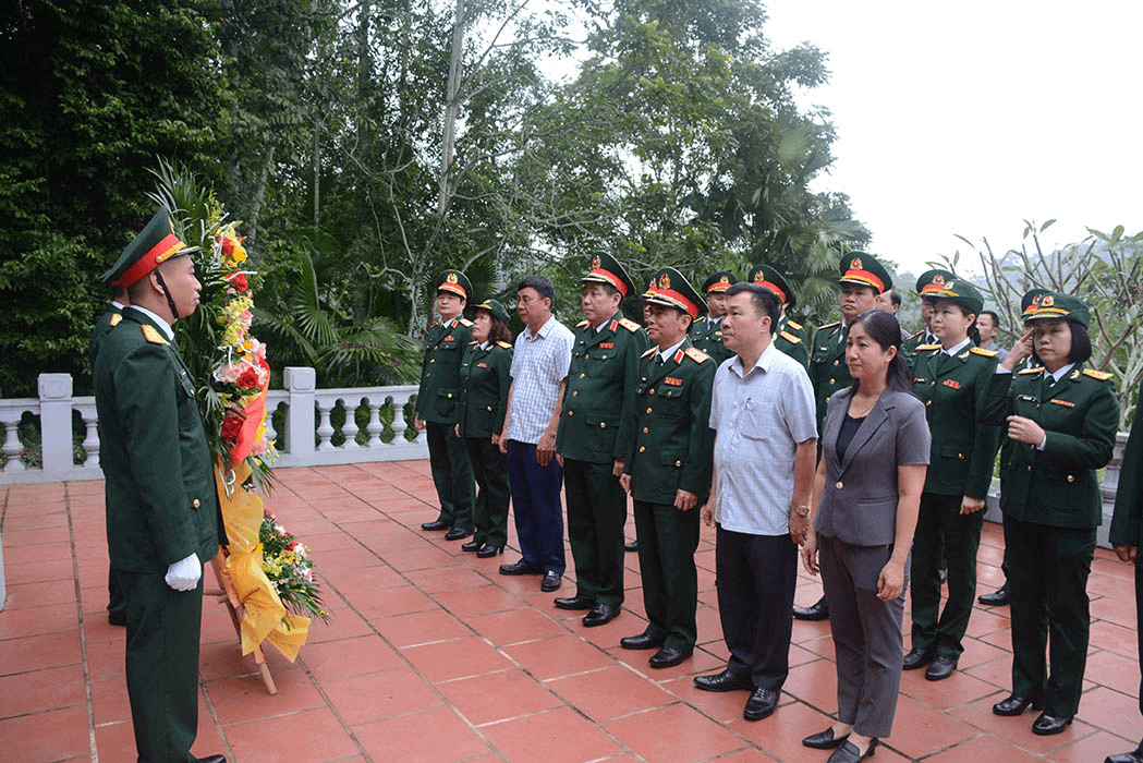 Trung tướng Nguyễn Văn Gấu dâng hương tại Di tích lịch sử địa điểm Cơ quan Tổng cục Chính trị Quân đội nhân dân Việt Nam