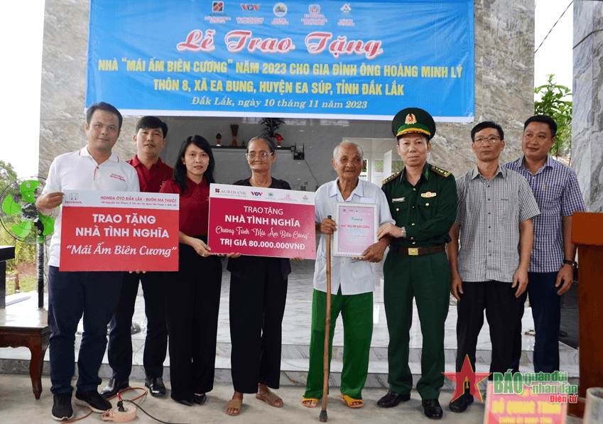 Trao nhà “Mái ấm biên cương” tặng hộ nghèo trên biên giới Đắk Lắk