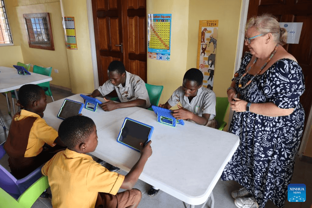 Mang lại cơ hội học tập cho trẻ em nghèo Ghana