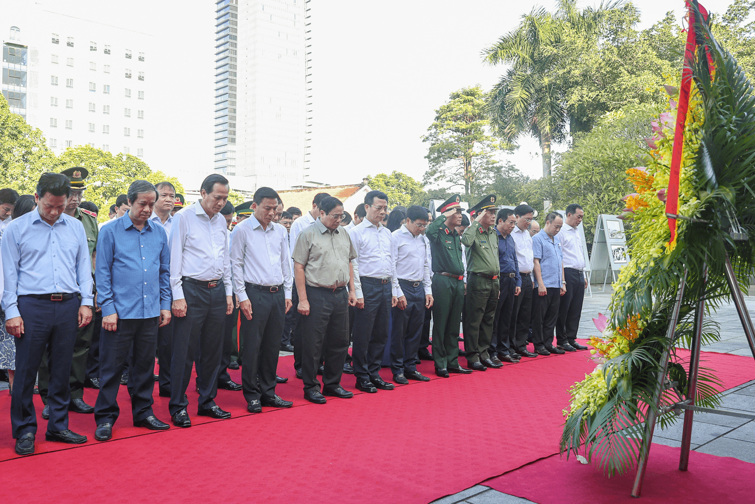 Thủ tướng Phạm Minh Chính dâng hương tại Khu văn hóa tưởng niệm Chủ tịch Hồ Chí Minh ở Thanh Hóa
