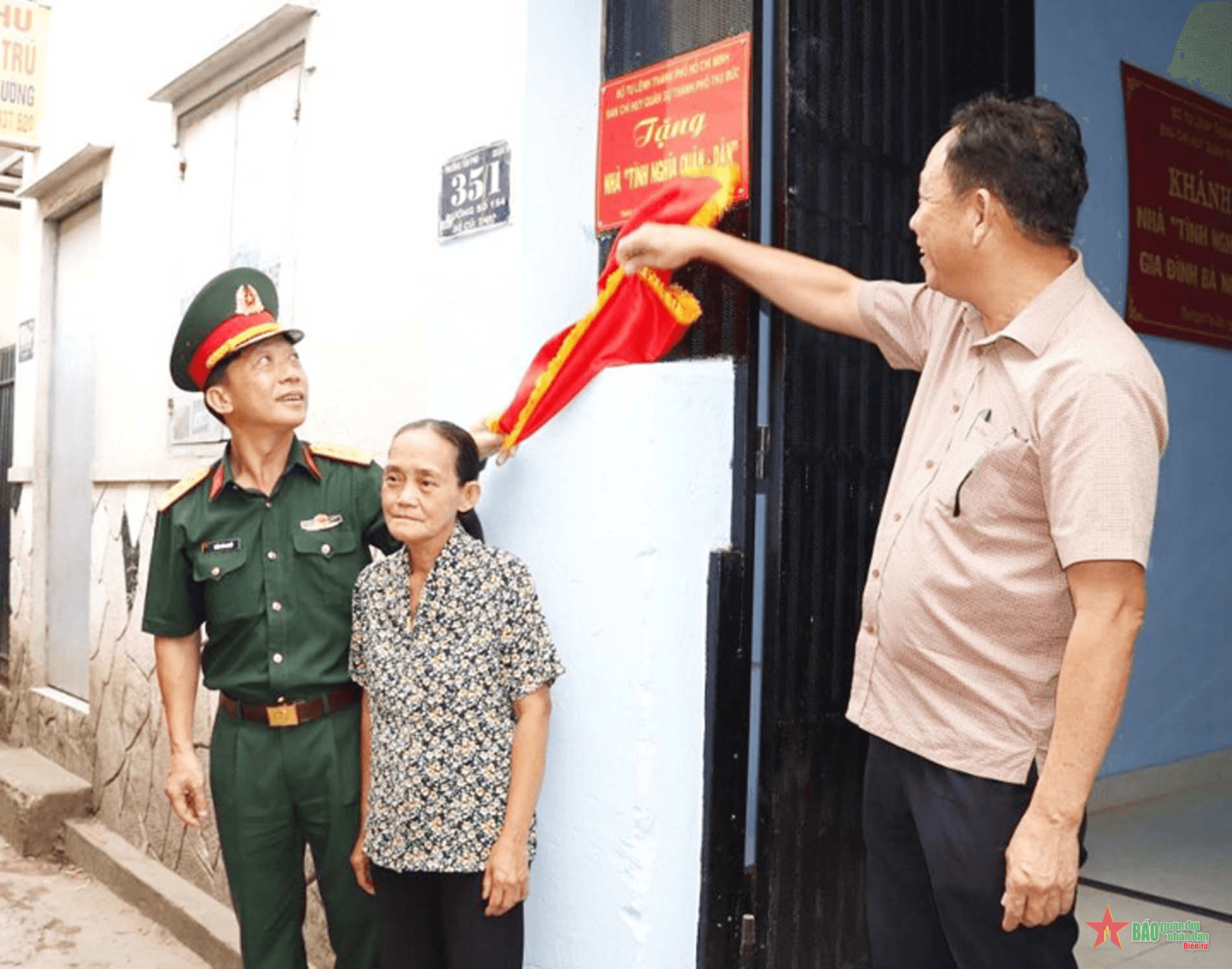 Bàn giao nhà "Tình nghĩa quân - dân” tặng giáo dân khó khăn