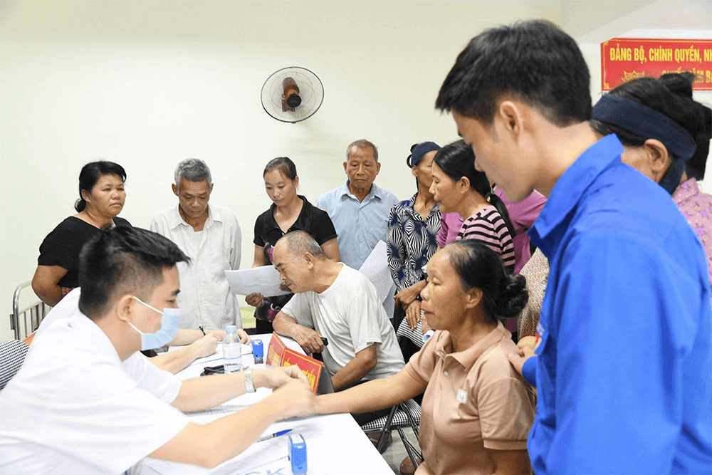 Bệnh viện Quân y 110 khám bệnh, cấp phát thuốc miễn phí tặng hộ nghèo, gia đình chính sách tại Cao Bằng