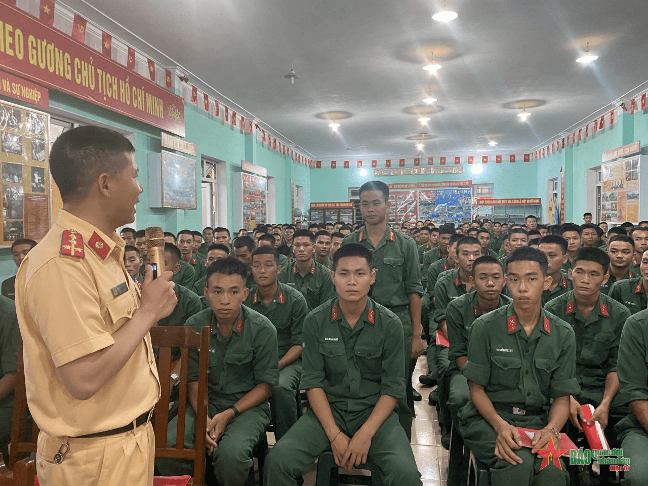 Nâng cao văn hóa giao thông cho bộ đội
