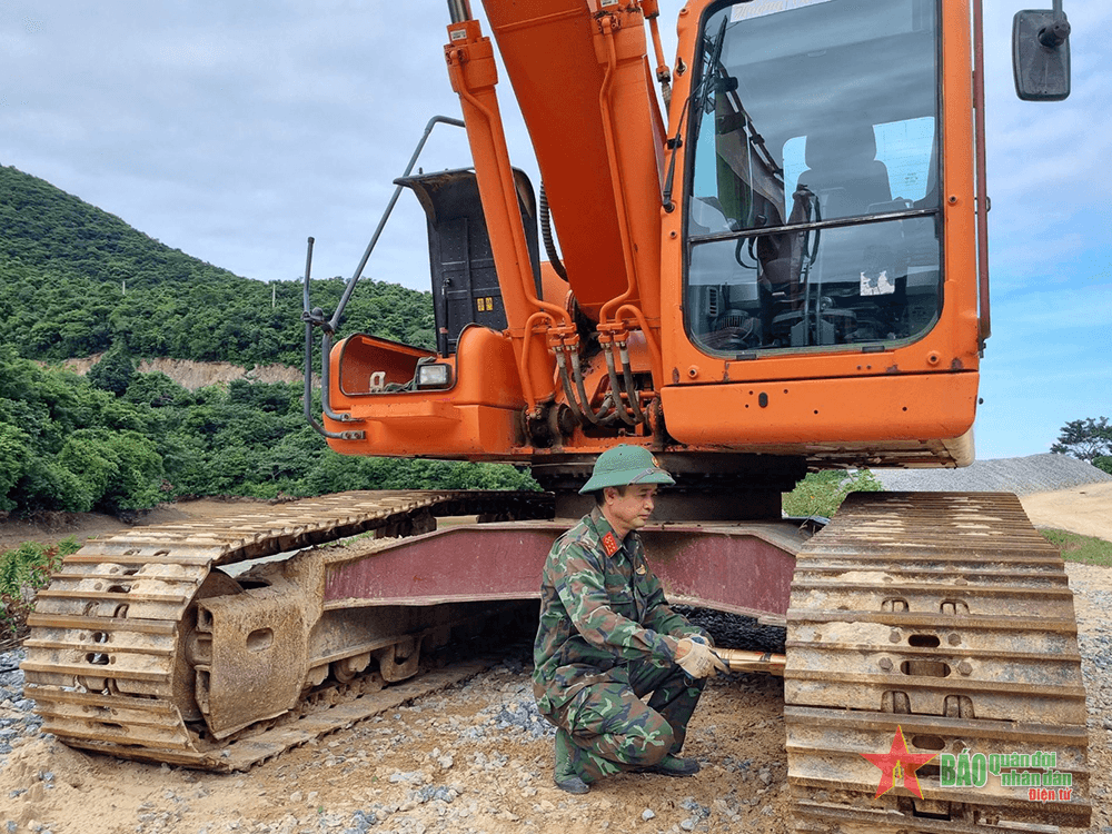 Người lính thợ công binh trách nhiệm, tận tụy với công việc