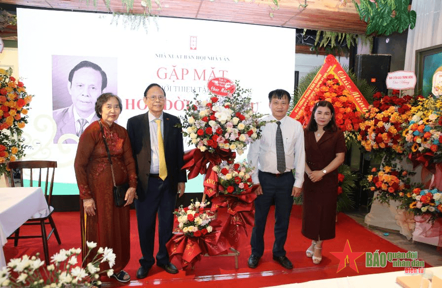 Gặp mặt giới thiệu tập thơ “Hoa đời mùa sau” của nhà báo, nhà thơ Nguyễn Hồng Vinh