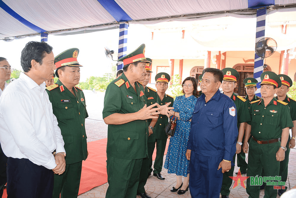 Thượng tướng Võ Minh Lương dâng hương tại Đền thờ liệt sĩ Di tích lịch sử quốc gia khu vực Đồn Long Khốt