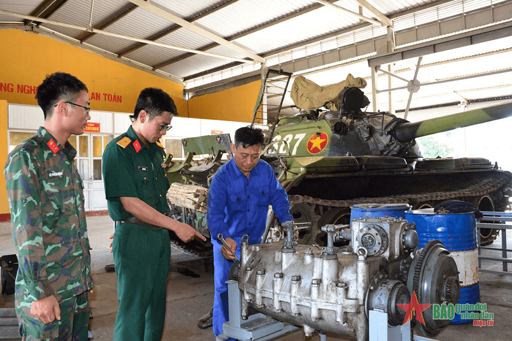 Rèn phương pháp, luyện tác phong cán bộ ở Lữ đoàn 202