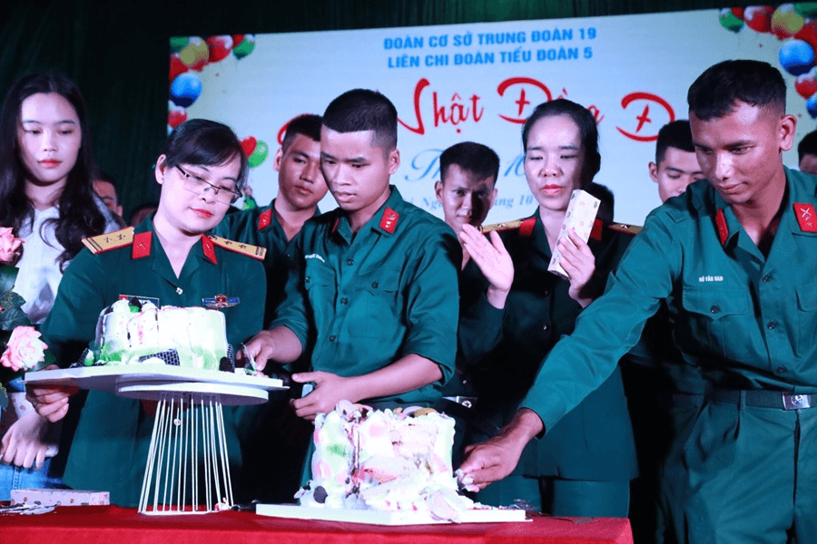 Sinh nhật gắn kết tình đồng đội