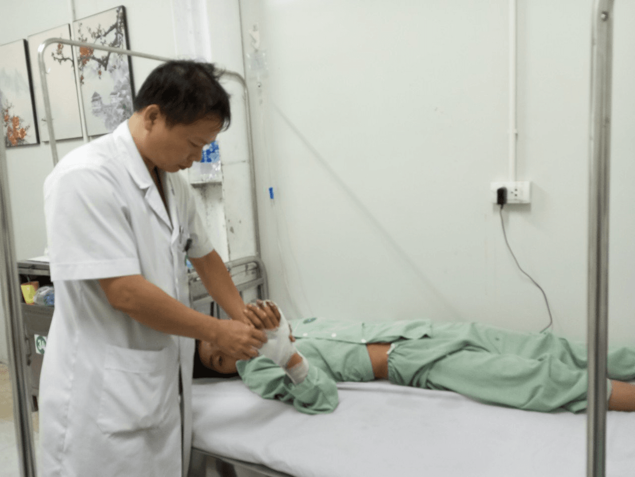 Suýt mất tay vì pháo nổ tự chế