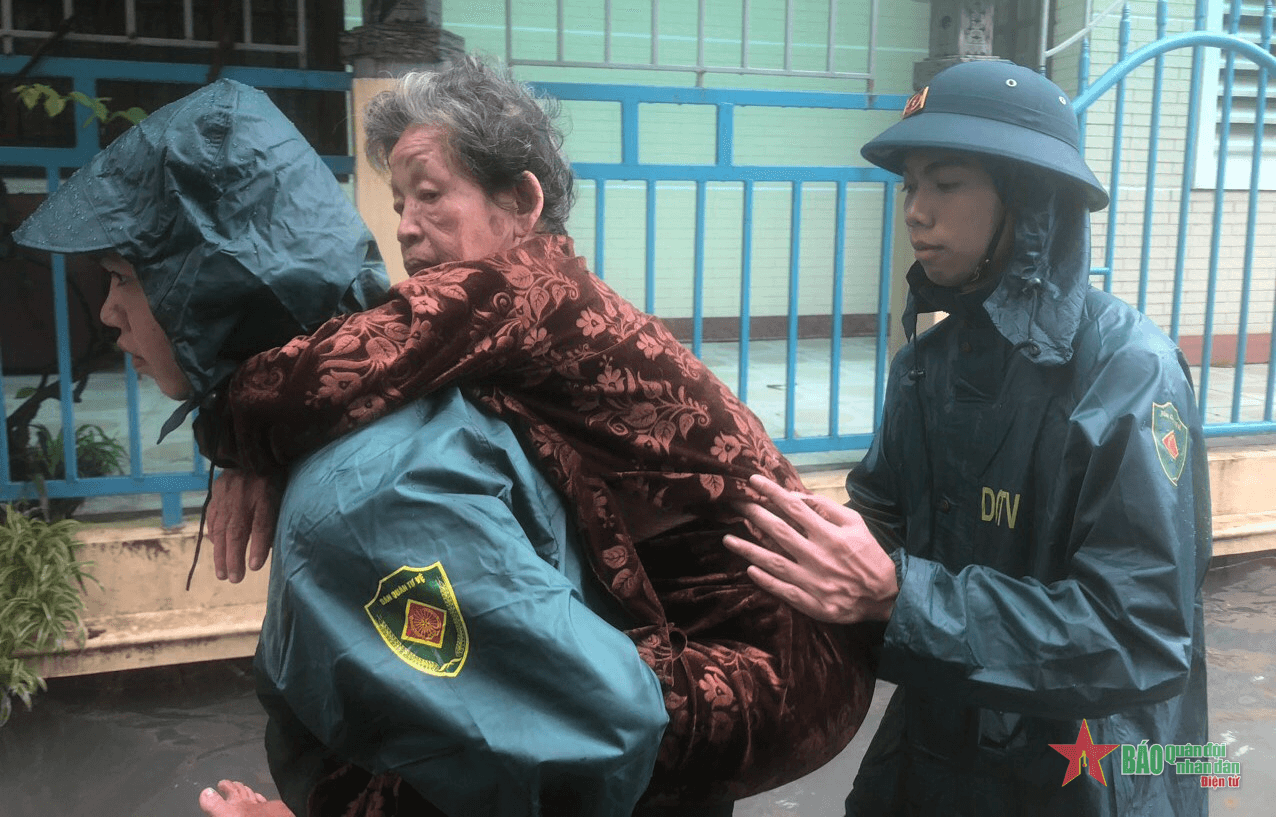 Lực lượng vũ trang Thừa Thiên Huế: Kịp thời giúp dân trong mưa lũ