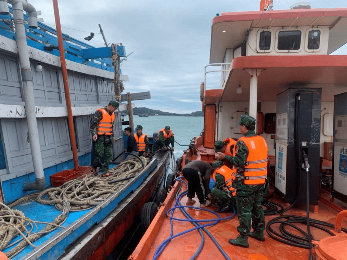 Bộ đội Biên phòng tỉnh Quảng Ninh: Kịp thời cứu tàu cá sắp bị chìm với 11 thuyền viên
