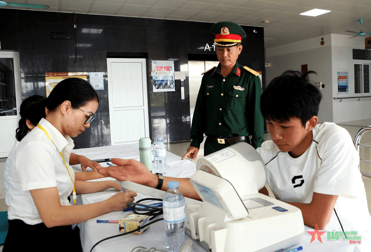 Rộn ràng khí thế tuyển quân trên huyện đảo Cô Tô