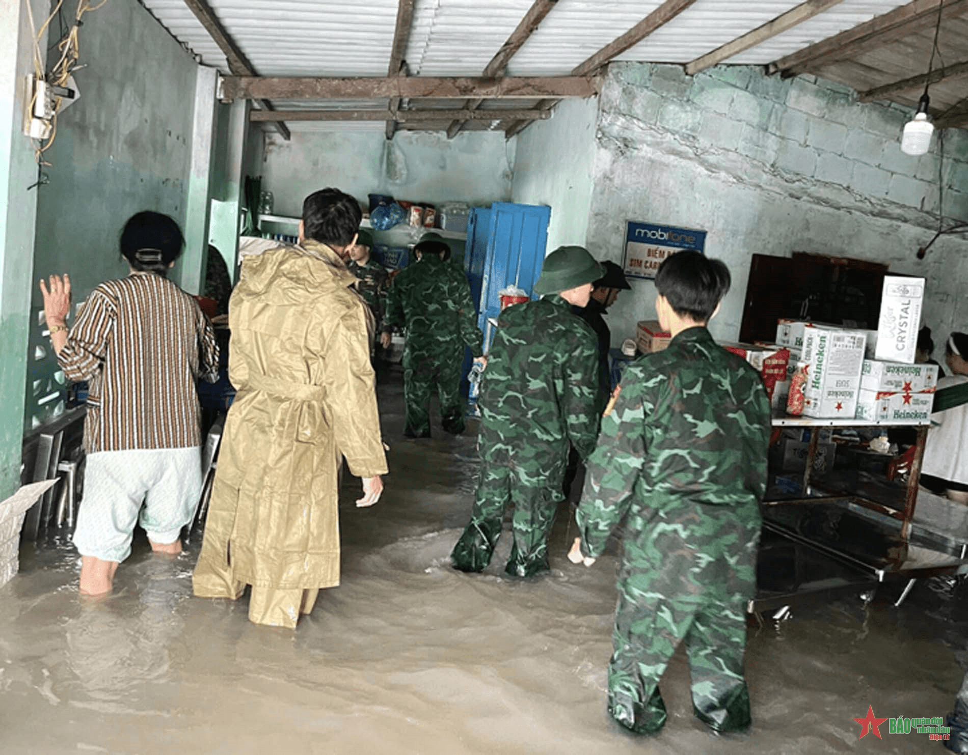 Lực lượng vũ trang huyện đảo Phú Quý: Hơn 100 cán bộ, chiến sĩ giúp dân khắc phục hậu quả thiên tai