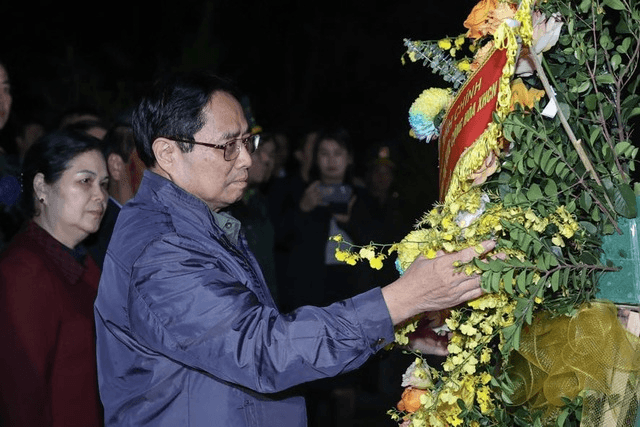 Thủ tướng Chính phủ Phạm Minh Chính dâng hương tại Nhà bia tưởng niệm các Anh hùng liệt sĩ xã Ma Ly Pho, huyện Phong Thổ