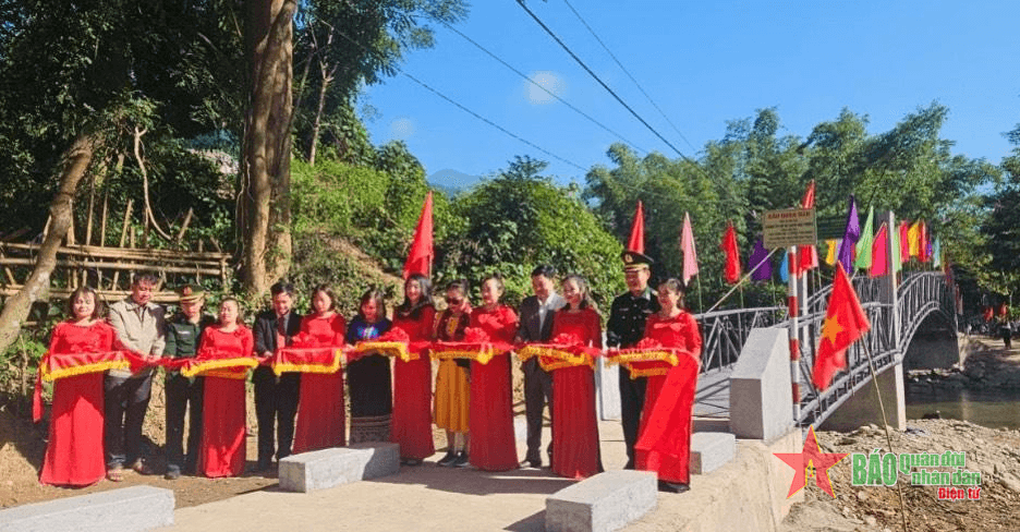 Khánh thành cầu dân sinh và tặng quà cho học sinh xã Nhôn Mai