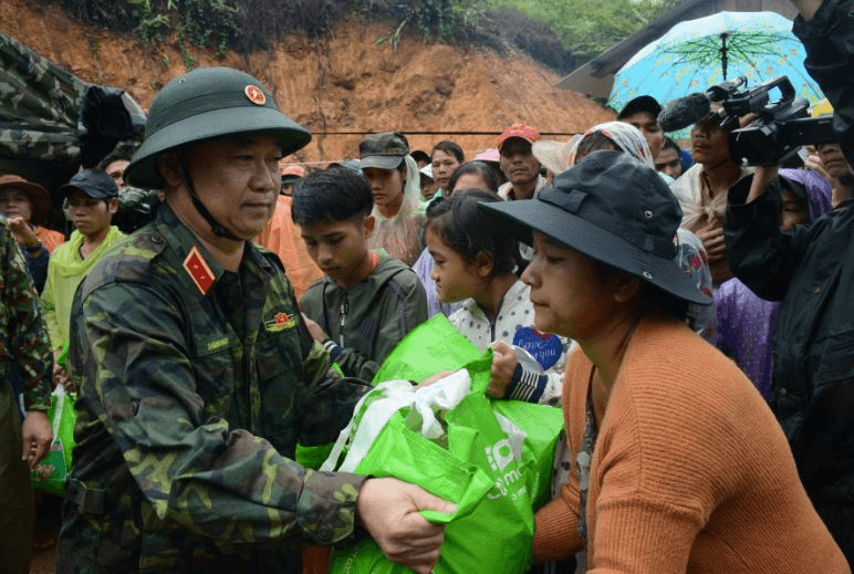 Người tư lệnh đi giữa lòng dân gánh việc quân-Bài 1: Trọn nghĩa với đồng bào vùng lũ
