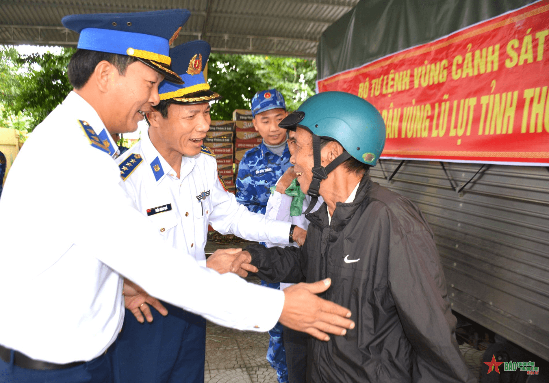 Bộ tư lệnh Vùng Cảnh sát biển 2 hỗ trợ nhân dân vùng lũ lụt tỉnh Thừa Thiên Huế