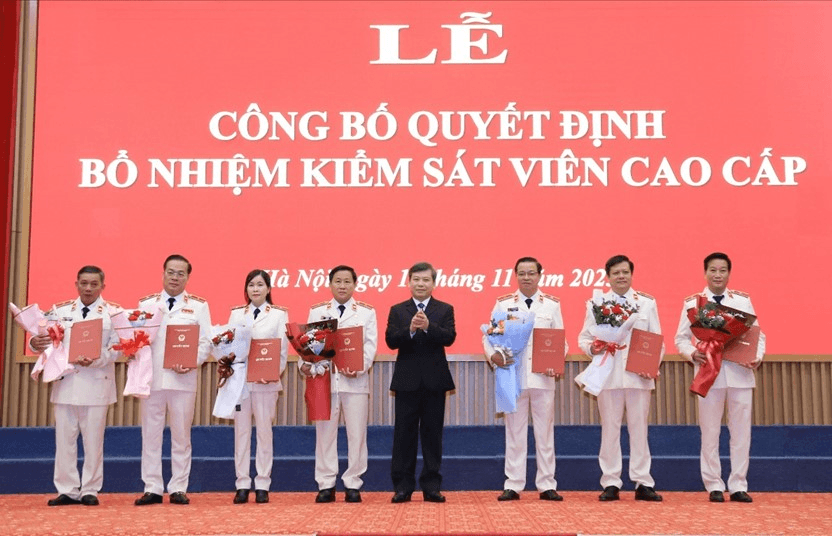 Bổ nhiệm 7 kiểm sát viên cao cấp, xét tặng huân chương 1 trung tá công an