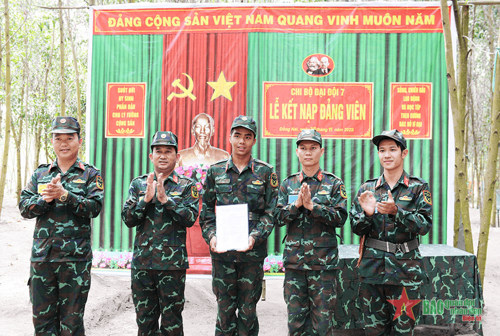 Trở thành đảng viên trên trận địa diễn tập