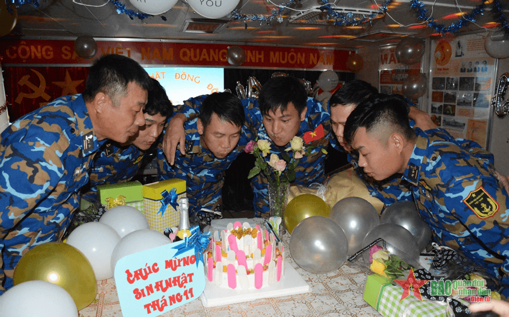 Sinh nhật ấm tình đồng đội nơi biển khơi