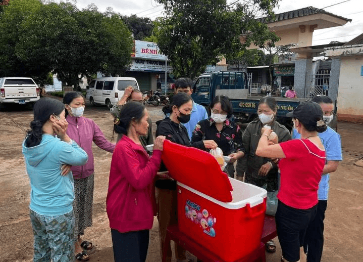 Bát cháo ấm lòng bệnh nhân nghèo