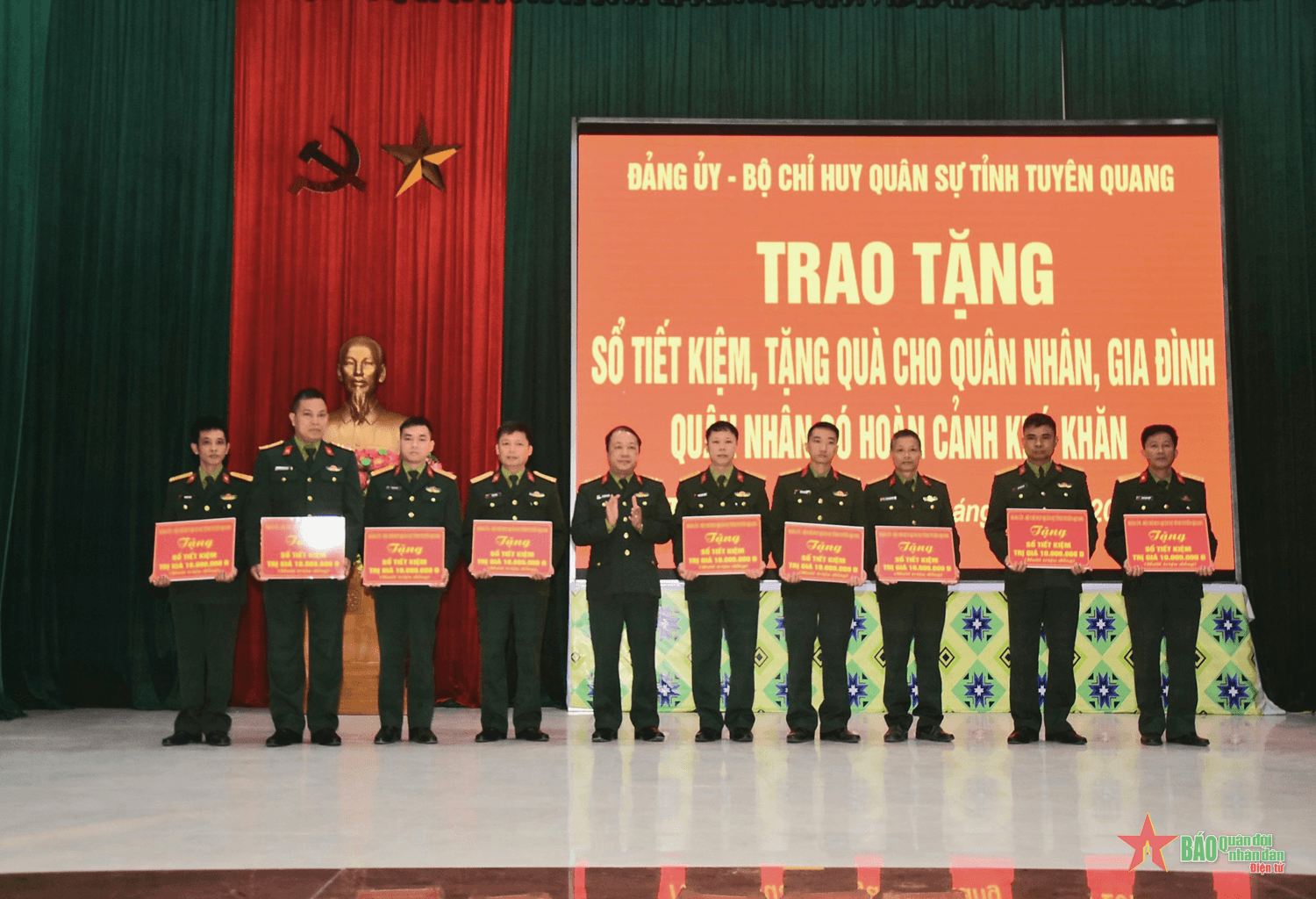 Đảng ủy, Bộ CHQS tỉnh Tuyên Quang: Trao sổ tiết kiệm và quà tặng quân nhân, gia đình quân nhân có hoàn cảnh khó khăn