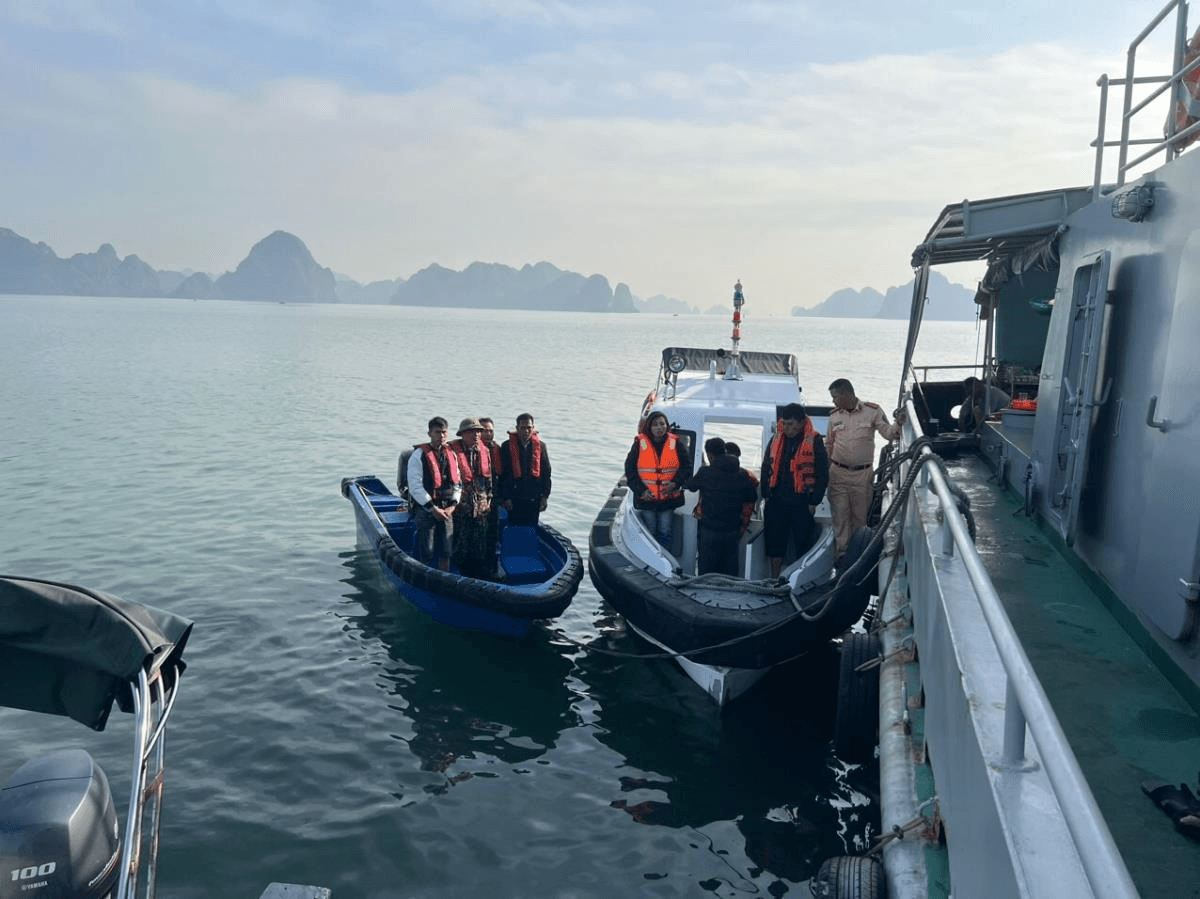 Quảng Ninh: Cứu hộ thành công 6 thuyền viên gặp nạn
