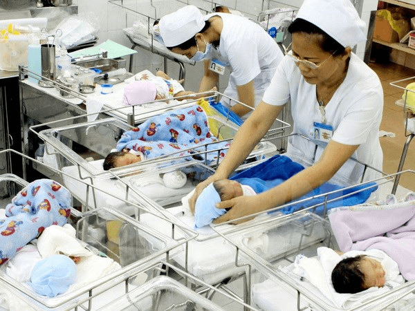 Mức hưởng trợ cấp một lần khi sinh con hoặc nhận nuôi con nuôi đối với lao động nữ được thực hiện như thế nào?