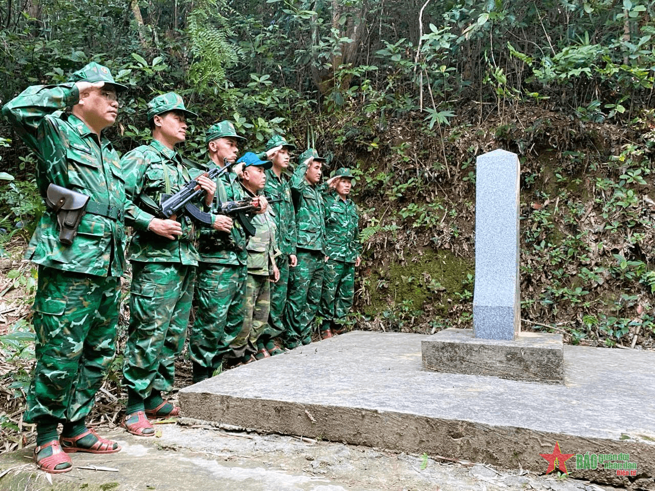 Tuần tra khép kín đoạn biên giới Việt Nam - Lào