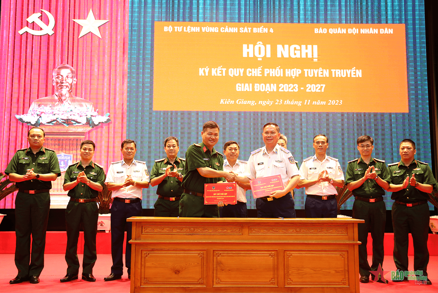 Nâng cao hiệu quả phối hợp tuyên truyền giữa Báo Quân đội nhân dân và Vùng Cảnh sát biển 4