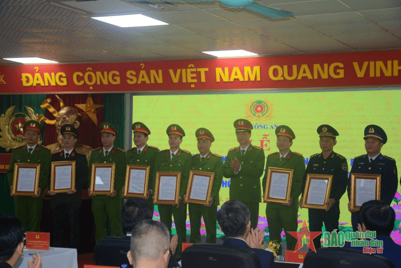 Bộ Công an đón Thư khen của Thủ tướng Chính phủ