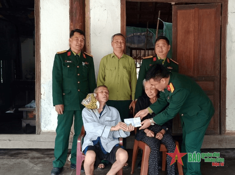 Trao quà bạn đọc Báo Quân đội nhân dân hỗ trợ gia đình cựu chiến binh Nguyễn Văn Huệ