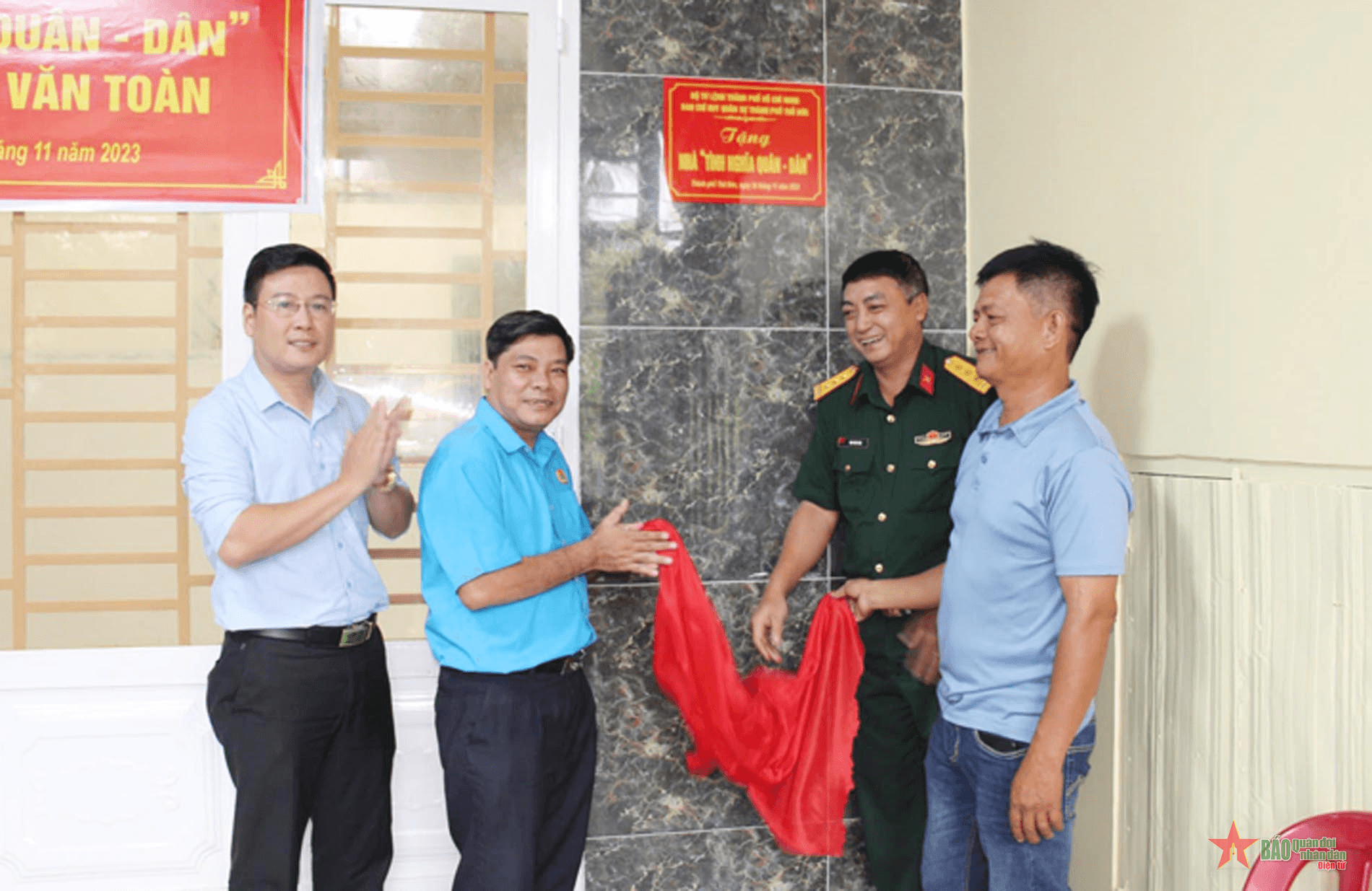 Bàn giao nhà “Tình nghĩa quân - dân” tặng bộ đội xuất ngũ khó khăn