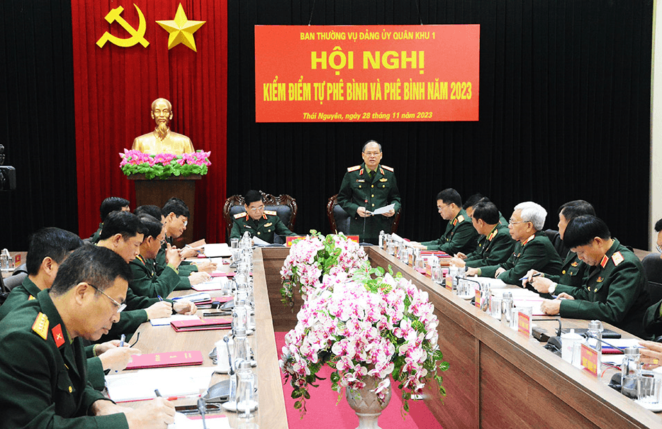 Trung tướng Nguyễn Văn Gấu dự Hội nghị kiểm điểm tự phê bình và phê bình năm 2023 của Thường vụ Đảng ủy Quân khu 1