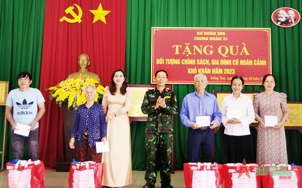 Kết hợp dân vận trong diễn tập, dã ngoại