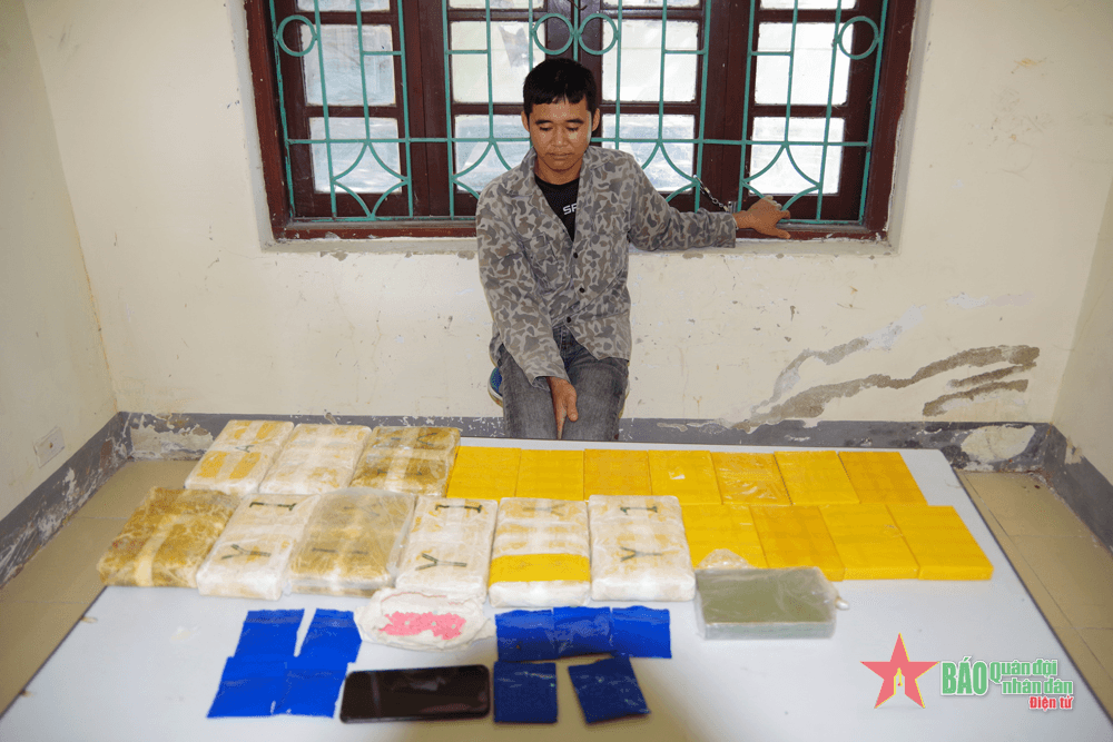 Điện Biên: Bắt giữ đối tượng vận chuyển 12 bánh heroin và 54.000 viên ma túy tổng hợp